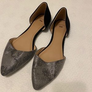 Black and Snakeskin GAP Flats